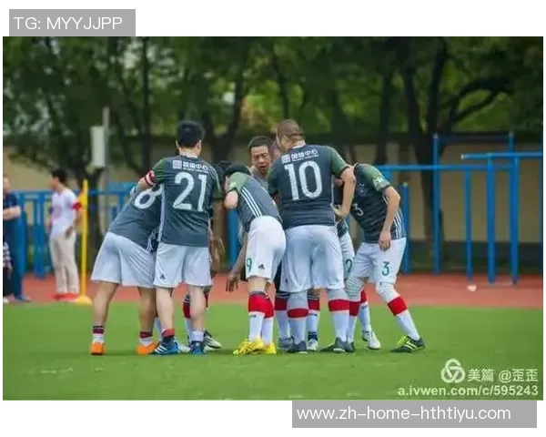 足球衣帅哥的魅力与风采展现运动时尚的完美结合